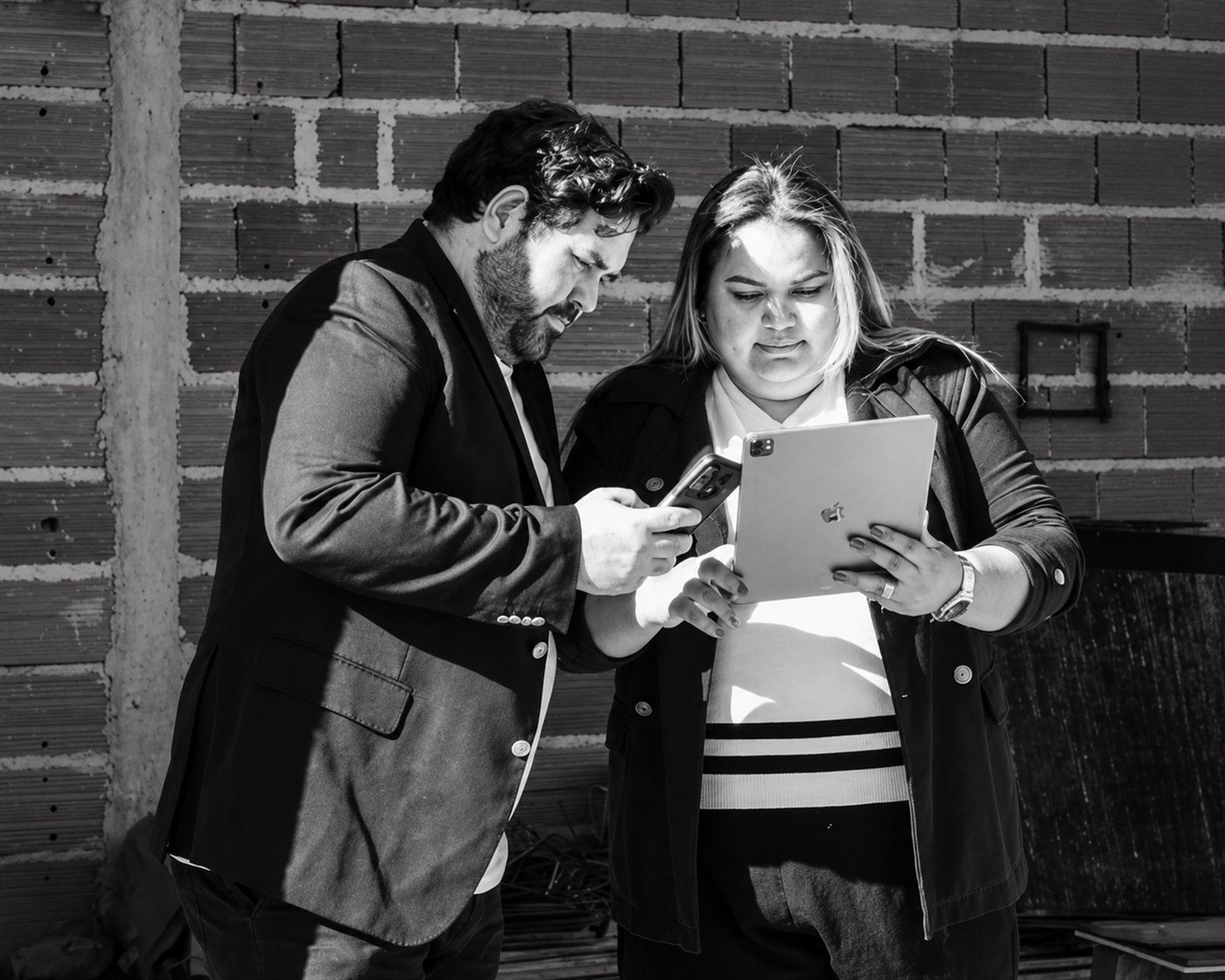Cássio e Jéssica durante acompanhamento técnico de obra