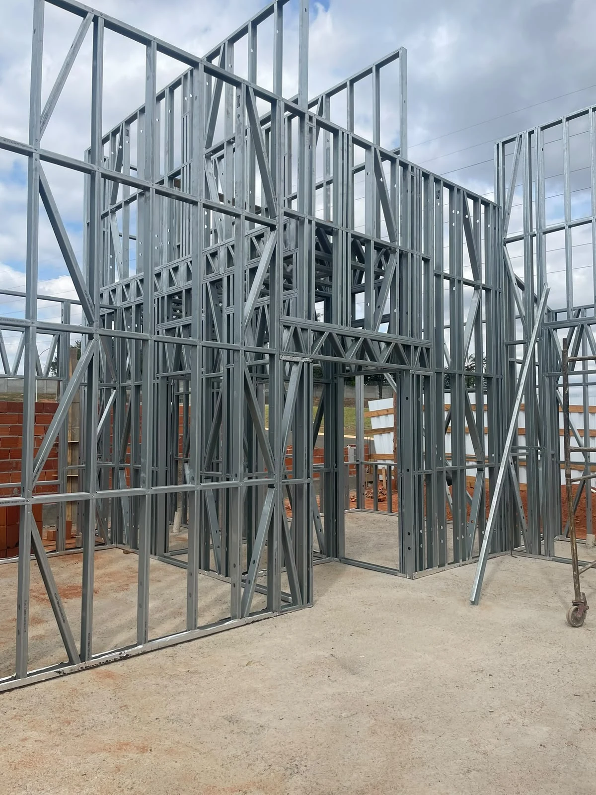 Contraventamentos metálicos em estrutura Light Steel Frame
