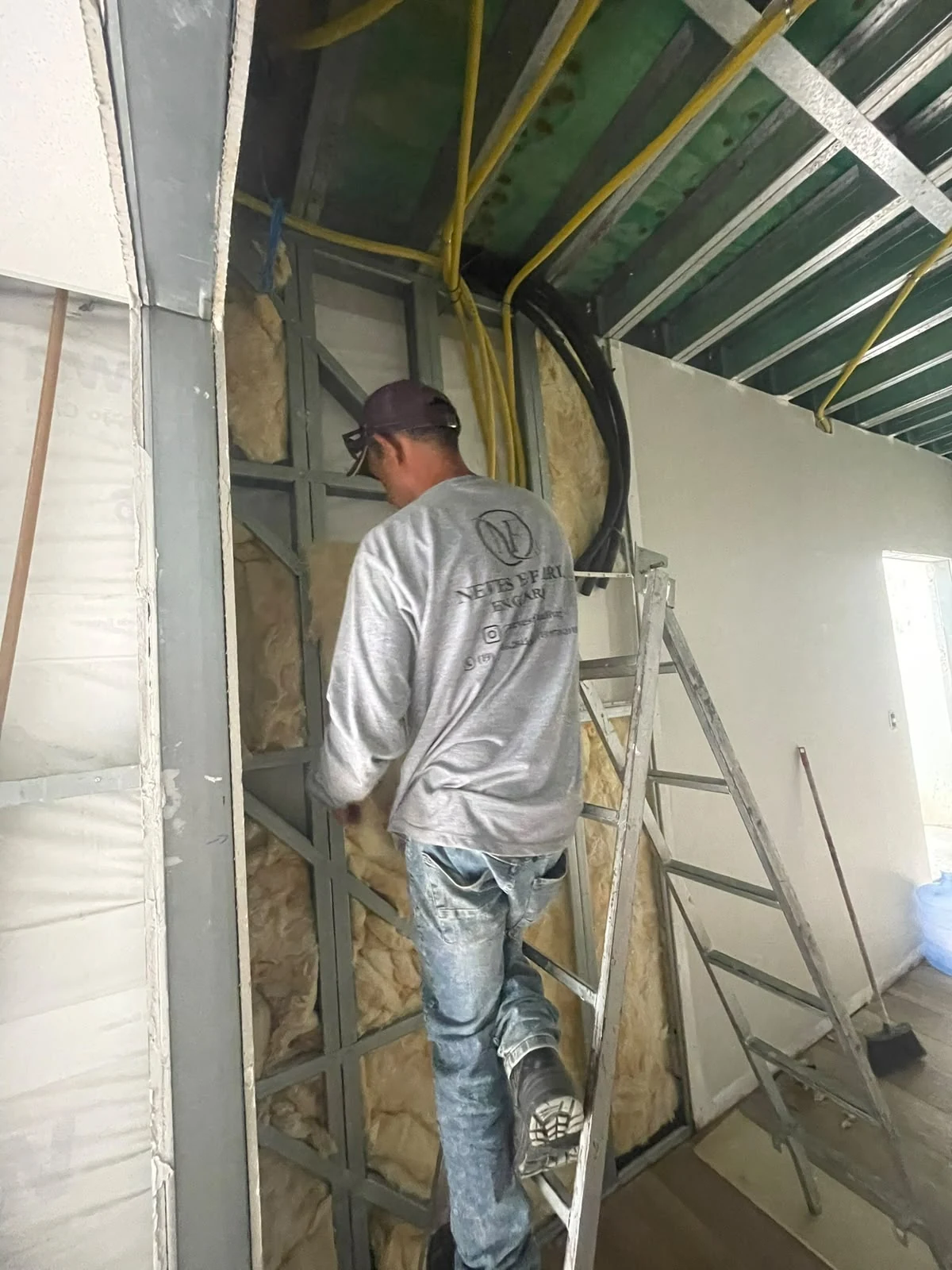 Instalação de isolamento em parede de Light Steel Frame